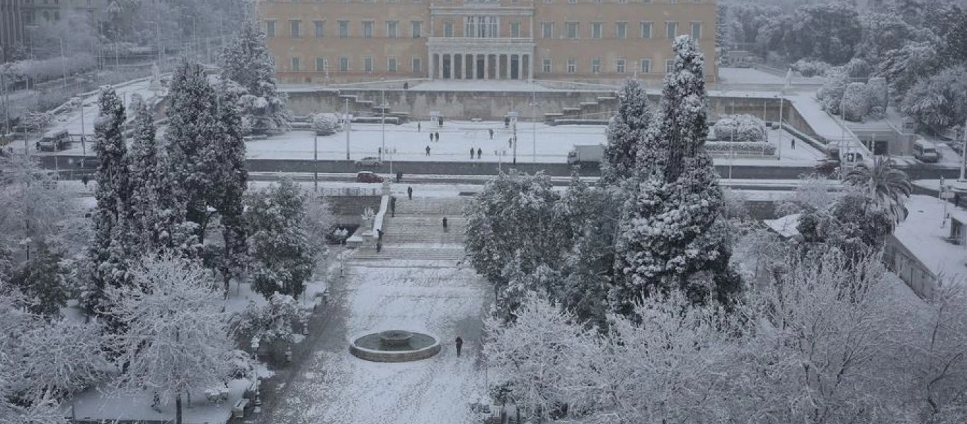 «Βυθισμένο» στο χιόνι το κέντρο της Αθήνας - Απροσπέλαστοι δρόμοι (φώτο)